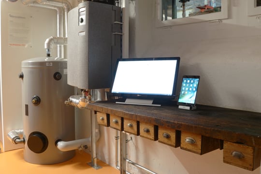 Bild 1b-Wärmepumpe mit natürlichem Kältemittel, rechts der alte Werkbank aus dem Jahr 1947.jpg