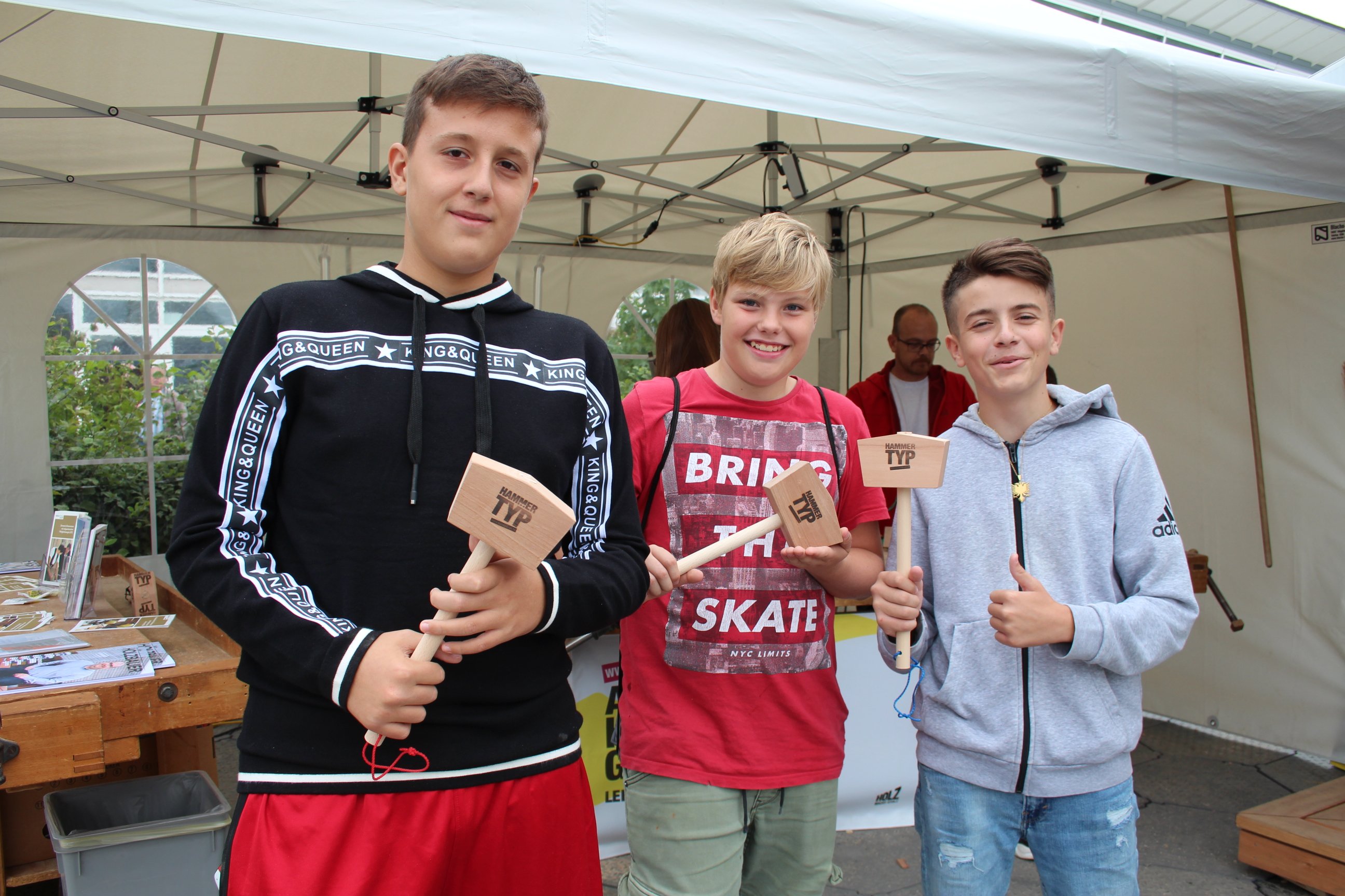Schüler präsentieren den selbst zusammengebauten Holzhammer