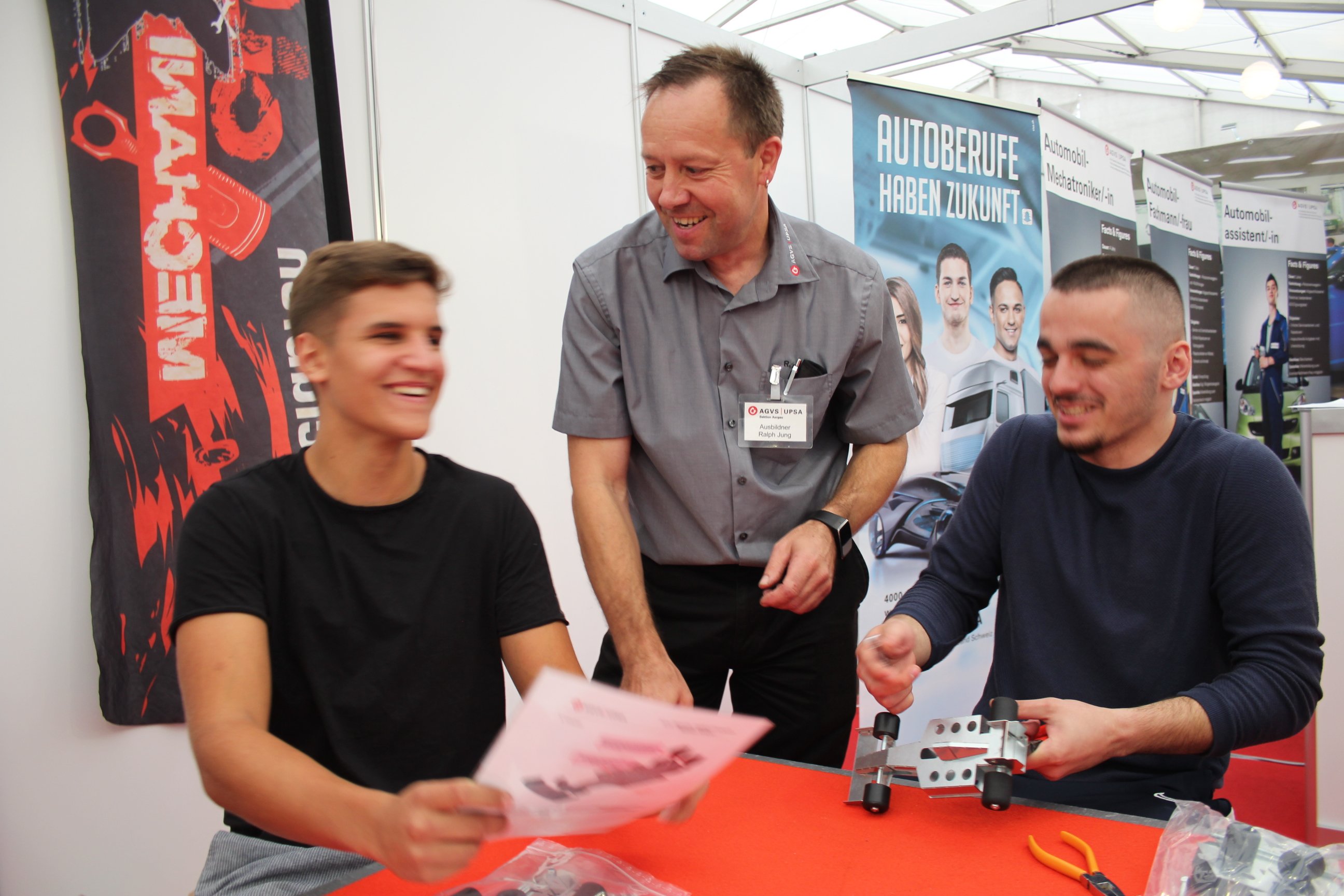 Ralph Jung mit zwei Mitarbeitern am AGVS-Stand