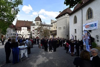 Beim Apero im Schlosshof
