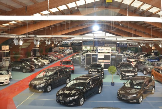 AGVS Auto Ausstellung aarauWest - Blick die Halle zwei.jpg
